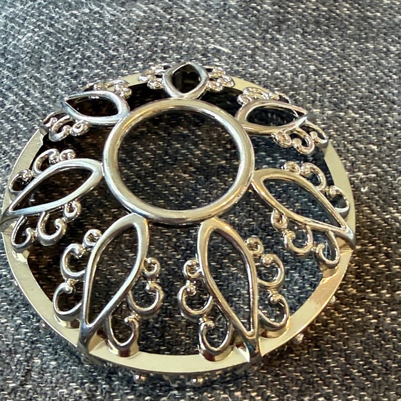 Yankee Candle Other - EUC Yankee Candle Silver “snowflake” Decorative Accent for pillar candle